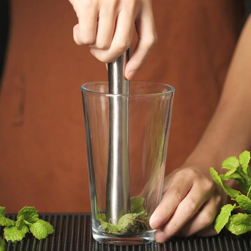 Roestvrijstalen muddler met ij - Muddler Cocktail Bar recensie en prijs